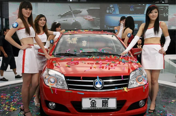 Modelos Chinos Posan Con Águila Dorada Geely Una Feria Automóviles — Foto de Stock