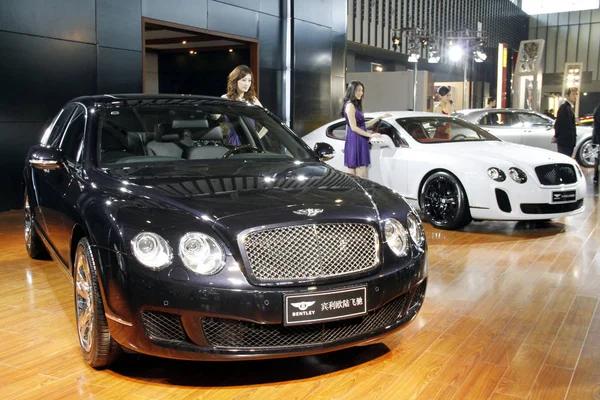 File Modelos Posar Lado Bentley Carros Luxo Durante Show Automóveis — Fotografia de Stock