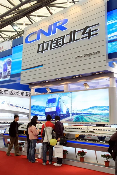 Kinesiska Besökare Titta Modell Tåg Montern Kina Cnr Corporation Limited — Stockfoto