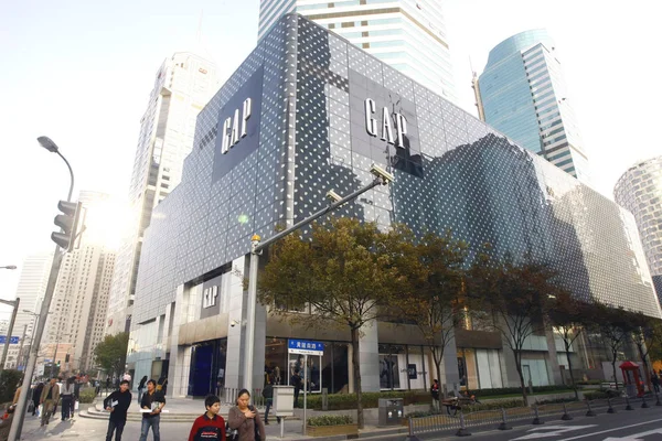 Local Chinese Residents Walk Gap Store Hong Kong Plaza Shanghai — Stock Photo, Image