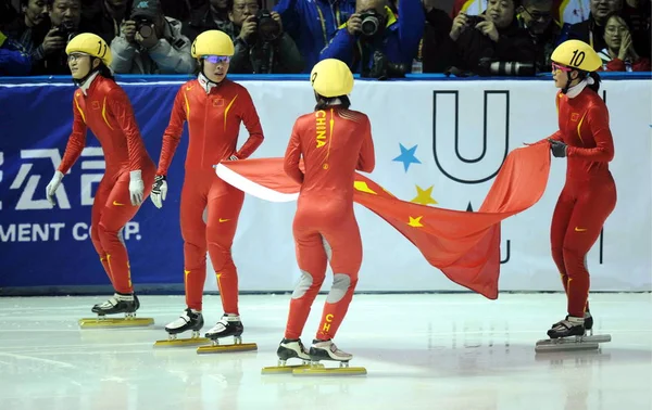 Les Patineuses Chinoises Arborent Drapeau National Chinois Célébrer Après Avoir — Photo