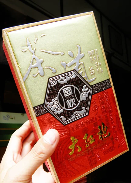 セールスマンは 2010年9月26日 中国中部湖北省の京昌市の茶店で ダホンパオ茶の箱を見せる — ストック写真