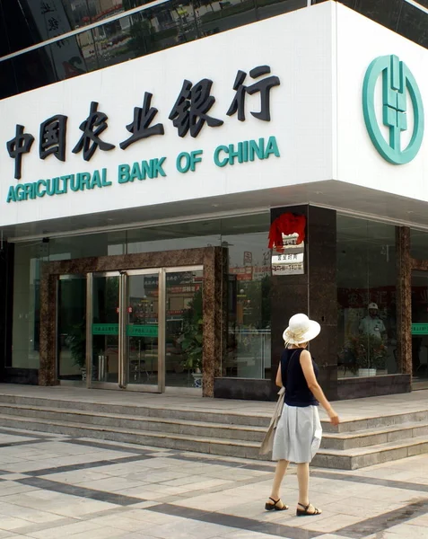 Kvinna Går Förbi Gren Agricultural Bank China Abc Jiyuan City — Stockfoto