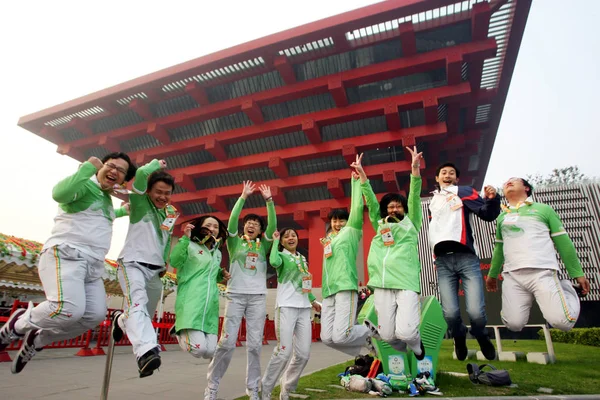 Voluntarios Expo China Celebran Frente Pabellón China Parque Expo Mundial Fotos de stock