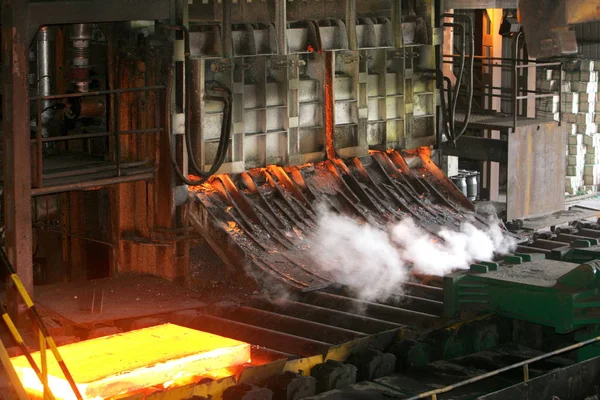未公開の写真は 上海にある上海宝鋼グループの鉄鋼工場での鉄鋼生産を示しています — ストック写真