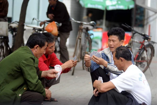 Trabajadores Migrantes Chinos Sin Trabajo Juegan Cartas Mientras Esperan Empleo — Foto de Stock