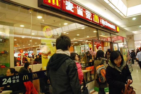 Residentes Locales Pasan Por Restaurante Mcdonalds Qingdao Provincia Chinas Shandong —  Fotos de Stock