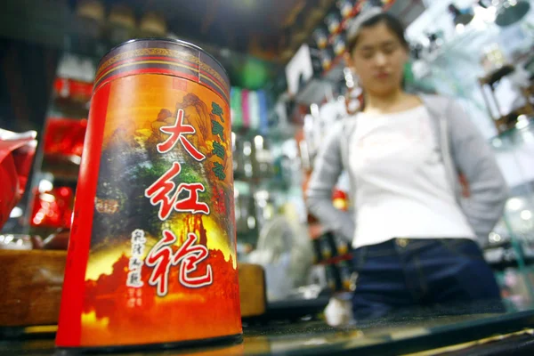 Çinli Bir Satıcı Şangay Bir Çay Dükkanında Dahongpao Çay Bir — Stok fotoğraf