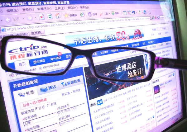2010年3月11日に中国 上海で撮影されたスクリーンショットは 旅行サービスプロバイダーのCtrip Comインターナショナル株式会社のウェブサイトを示しています — ストック写真