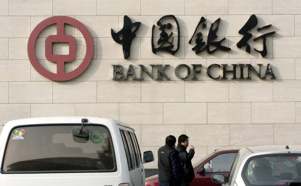 Kinesiska Män Förbi Huvudkontoret För Bank China Boc Peking Kina — Stockfoto