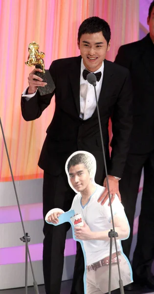 2010年11月20日 台湾演员阮伊成一团在台湾台北举行的第47届金马颁奖仪式上获得最佳男演员奖后发表演讲 — 图库照片