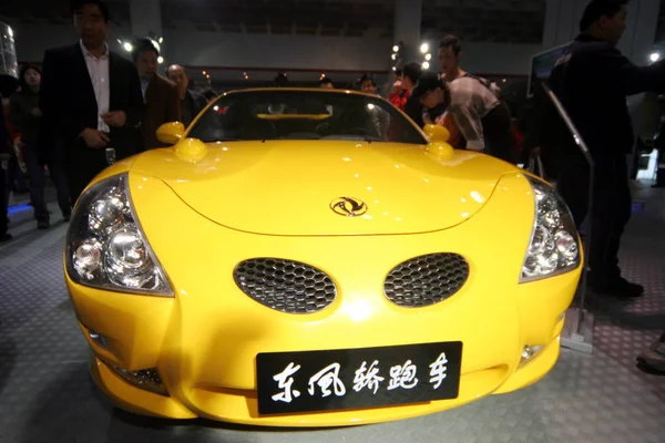 Китайські Відвідувачі Дивляться Dongfeng Купе Авто Китай 2006 Автосалон Пекіні — стокове фото