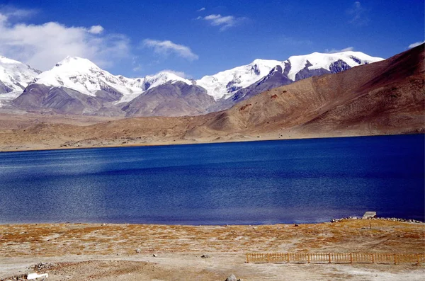 高原とタシュクルガン タジク自治県北西中国新疆ウイグル自治区 2007 月の高山の風景 — ストック写真