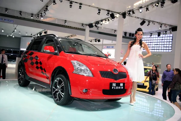 Modell Pózok Egy Nagy Fal Pirospozsgás Autóval Során Guangzhou Auto — Stock Fotó