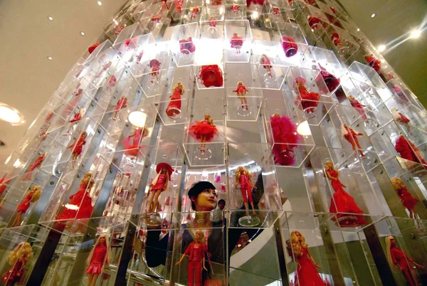 Una Giovane Donna Cinese Organizza Bambole Barbie Mostra Nel Concept — Foto Stock