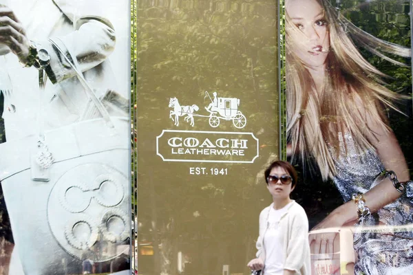 Una Mujer China Pasa Por Boutique Coach Hong Kong Plaza — Foto de Stock