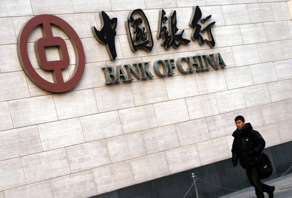 Man Går Förbi Gren Bank China Boc Peking Kina Februari — Stockfoto