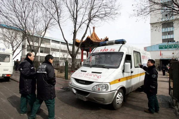 Agentes Rescate Chinos Dirigen Ambulancias Saliendo Mina Carbón Tunlan Donde — Foto de Stock