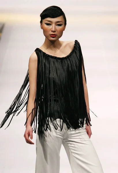 Una Modella Sfila Pulaimu Fur Trends Collection 2009 2010 Durante — Foto Stock