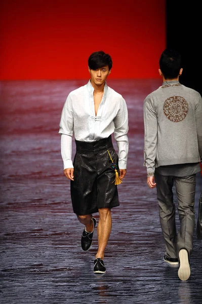 Fengfei Modenschau Während Der China Fashion Week Frühjahr Sommer 2011 — Stockfoto