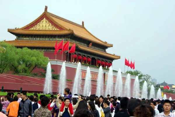 Multidões Turistas Passam Pelo Tiananmen Rostrum Pequim China Maio 2009 — Fotografia de Stock