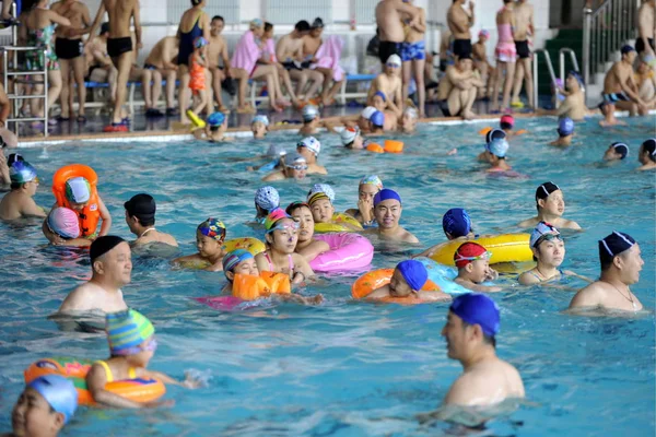 Místní Čínský Občan Zchladí Bazénu Vlnách Vedru Urumqi Severozápadní Chinas — Stock fotografie