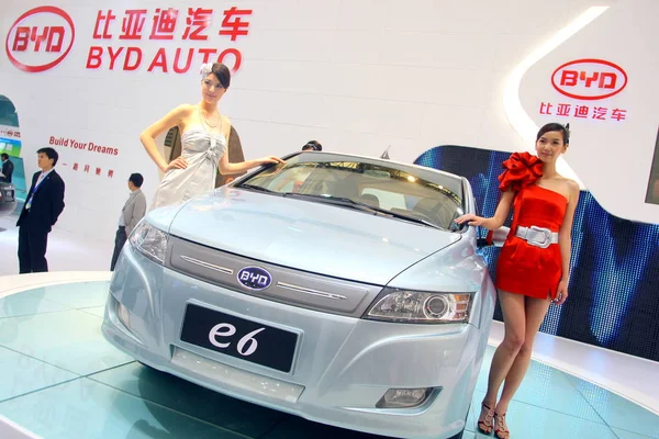 Modelos Posam Com Carro Elétrico Byd 13Th Shanghai International Automobile — Fotografia de Stock