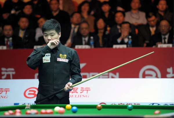 Chinas Ding Junhui Looks Balls While Competing Chinas Xiao Guodong — 图库照片