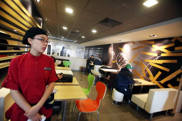 Clientes Chinos Cenan Restaurante Mcdonalds Recientemente Actualizado Beijing China Diciembre — Foto de Stock