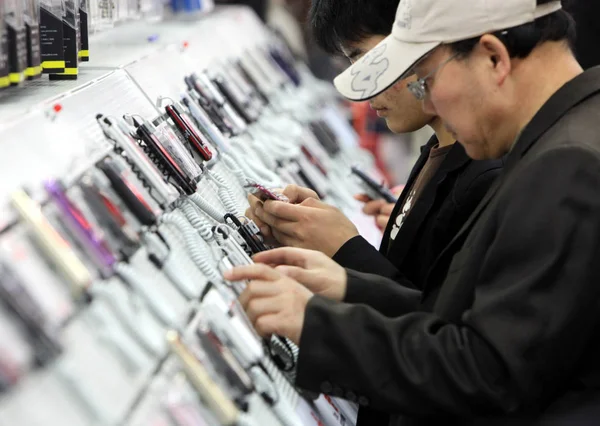 Chinesische Kunden Testen Mobiltelefone Einem Media Markt Store Shanghai China — Stockfoto