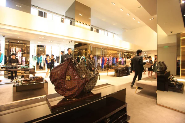 Klanten Worden Gezien Onlangs Geopende Gucci Flagship Store Shanghai China — Stockfoto