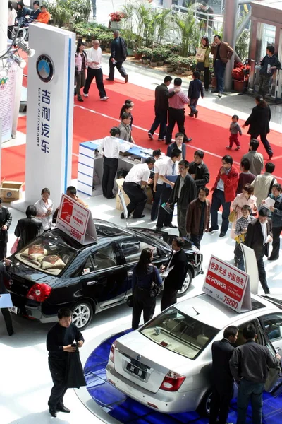 Los Visitantes Amontonan Stand Geely Durante Una Exhibición Automóviles Jinan — Foto de Stock