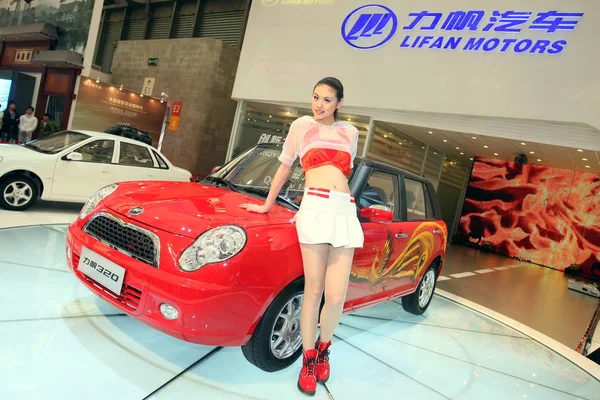 2009年4月20日星期一在中国上海举行的第十三届上海国际汽车工业展览会 2009年上海车展 一位车型与力帆320微型车合影 — 图库照片