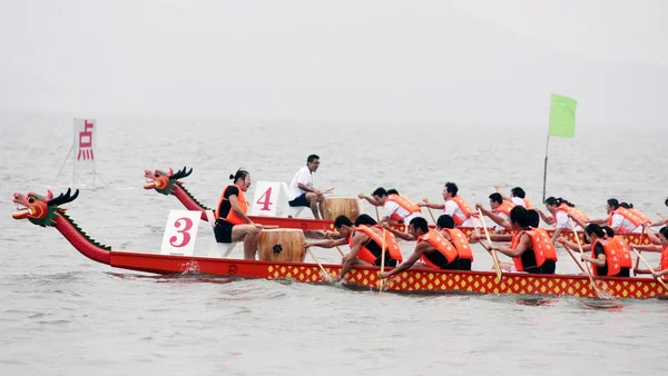 Participantes Chineses Competem Durante Concurso Barcos Dragão Comemorando Tradicional Festival — Fotografia de Stock