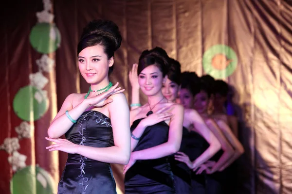 Chinesische Models Zeigen Jadeschmuck Während Der Internationalen Schmuckmesse China 2010 — Stockfoto