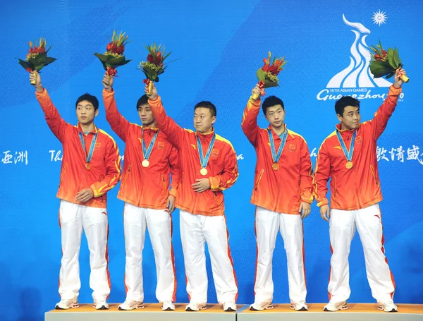 Echipa Chinei Sărbătorește Medalia Aur Podium Timpul Ceremoniei Premiere Pentru — Fotografie, imagine de stoc