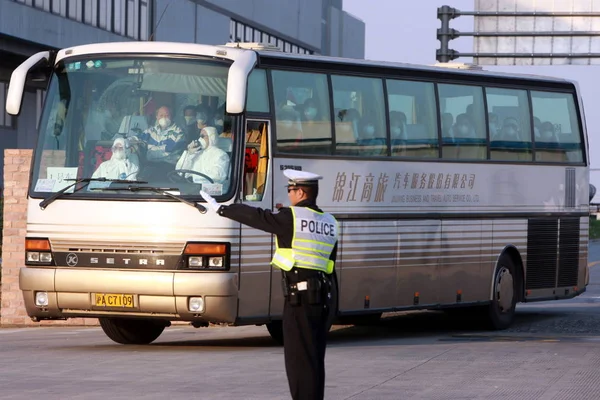 Pasajeros Chinos Toman Autobús Hotel Para Cuarentena Después Volar Regreso — Foto de Stock