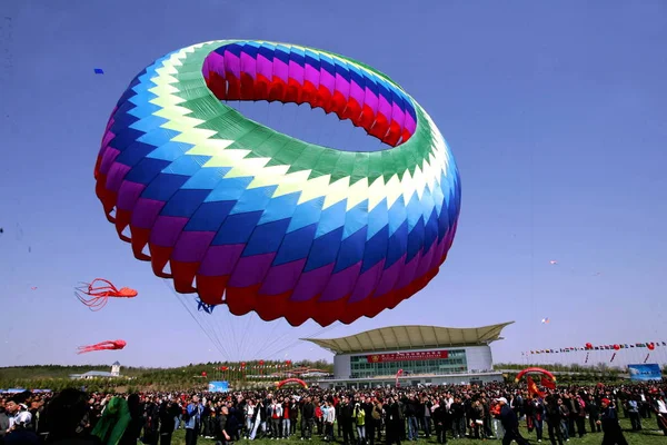Een Enorme Vlieger Wordt Gezien Lucht Tijdens Het 26E Weifang — Stockfoto