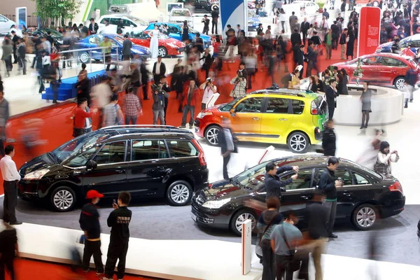 Посетители Смотрят Автомобили Citroen Шанхайской Международной Выставке Автомобильной Промышленности Известной — стоковое фото
