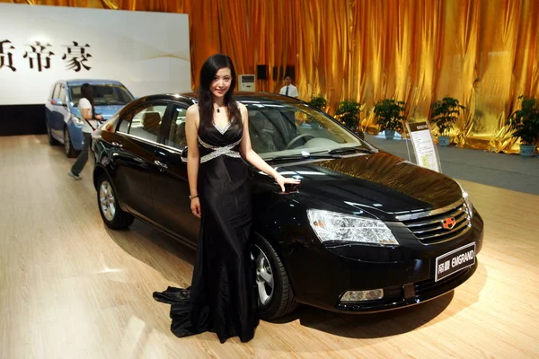 Chinese Model Poses Geely Emgrand Ec718 Launch Roll Out Ceremony — Stock Photo, Image