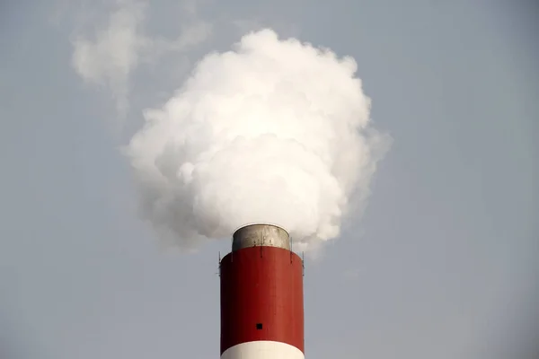 Καπνός Και Αέρια Εκπέμπονται Από Μια Καμινάδα Ένα Εργοστάσιο Παραγωγής — Φωτογραφία Αρχείου