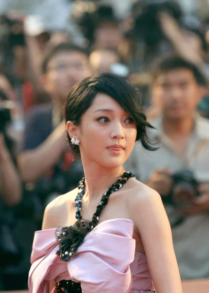 2009年6月13日 星期六 在中国上海举行的第十二届上海国际电影节开幕式前 中国女星周迅在红地毯上被看到 — 图库照片