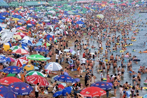 Crowds Tourists Cool Beach Resort Heat Wave Dalian City Northeast — Stock Photo, Image