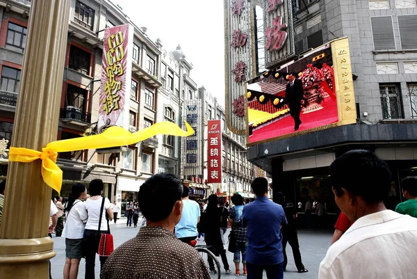 Ciudadanos Chinos Locales Tianjin Miran Una Pantalla Que Muestra Presidente — Foto de Stock