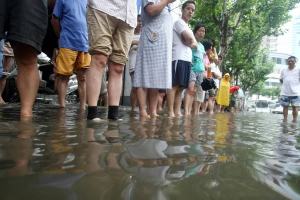 Miejscowi Obywatele Chin Czekać Dworzec Autobusowy Zalane Ulicy Ciężkim Deszczu — Zdjęcie stockowe