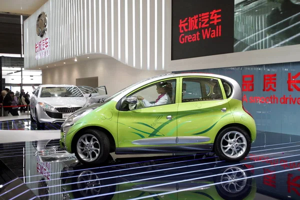 Egy Nagy Fal Gwkulla Elektromos Autó Látható Kijelzőn Kiállításon Shanghai — Stock Fotó
