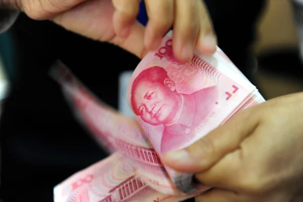 Empleado Chino Cuenta Los Billetes Yuan Rmb Renminbi Banco Ciudad — Foto de Stock