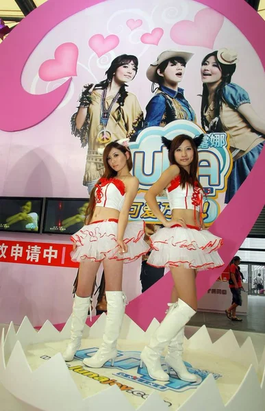 Китайские Девушки Шоумены Рекламируют Онлайн Игру Луна Lunajoy Com Время — стоковое фото
