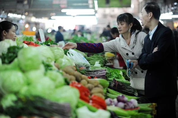 Residentes Chineses Compram Legumes Mercado Livre Cidade Wuhan Província Central — Fotografia de Stock
