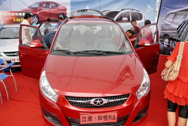 2010년 19일 랴오닝성 랴오닝성 다롄시에서 자동차 쇼에서 자동차 구매자들이 Jac — 스톡 사진